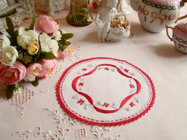 Adorable napperon  avec broderie rouge en ruban et petites fleurettes