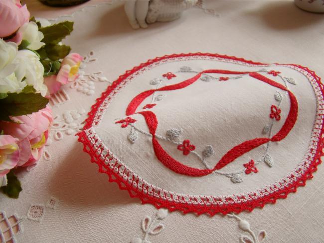 Adorable napperon  avec broderie rouge en ruban et petites fleurettes