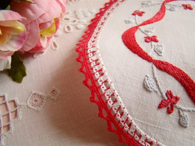 Adorable napperon  avec broderie rouge en ruban et petites fleurettes