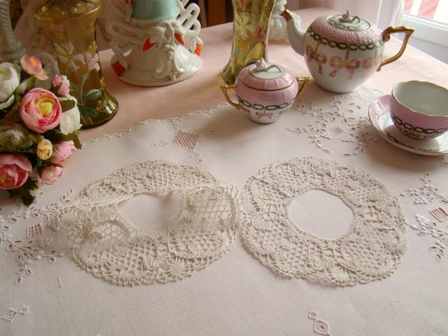 Joli encadrement en dentelle de Cluny pour napperon 1900