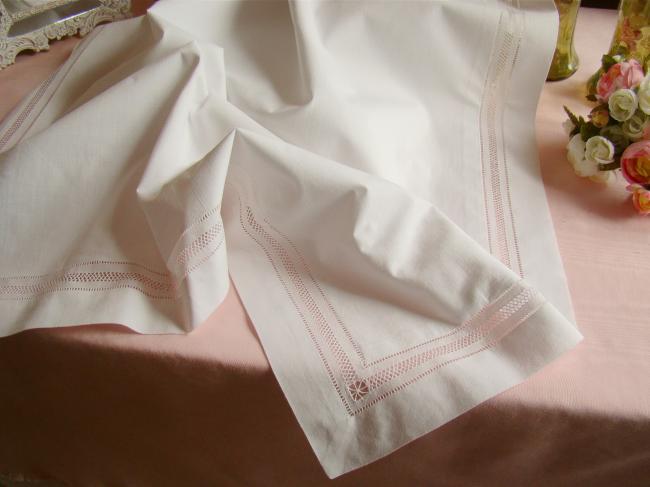 Très gracieuse taie d'oreiller en percale, brodée d'un monogramme fleuri BR