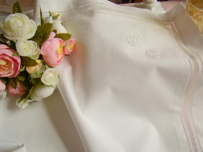 Très gracieuse taie d'oreiller en percale, brodée d'un monogramme fleuri BR