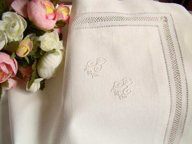 Très gracieuse taie d'oreiller en percale, brodée d'un monogramme fleuri BR