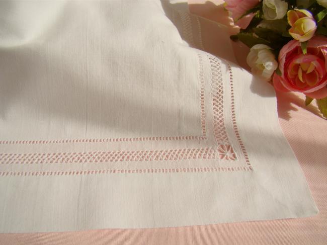 Très gracieuse taie d'oreiller en percale, brodée d'un monogramme fleuri BR