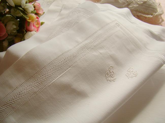 Très gracieuse taie d'oreiller en percale, brodée d'un monogramme fleuri BR