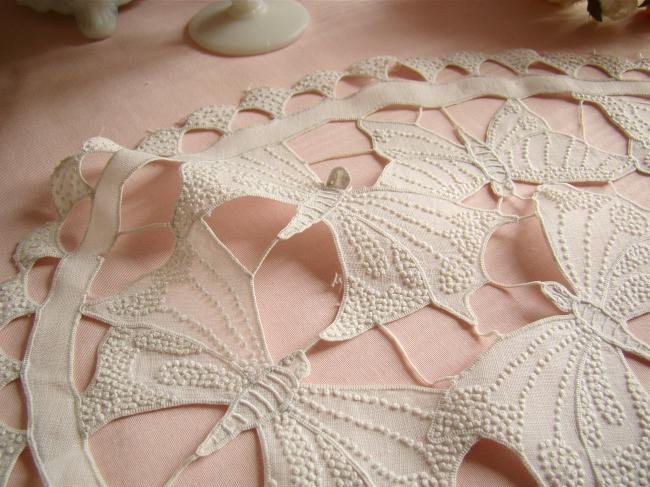 Belle envolée de papillons pour ce centre de table ajouré à la Richelieu