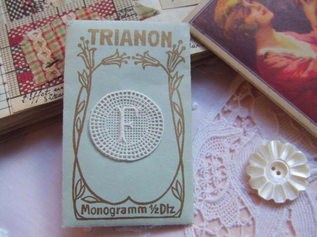 Gracieux monogramme F dans un cartouche ajouré en fine batiste 1900-20