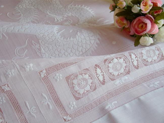 Splendeur de nappe en Pinã rebrodée de dentelle Ténérife et somptueux dragon