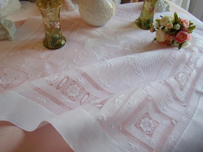 Splendeur de nappe en Pinã rebrodée de dentelle Ténérife et somptueux dragon