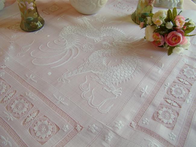 Splendeur de nappe en Pinã rebrodée de dentelle Ténérife et somptueux dragon