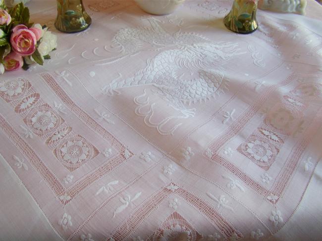 Splendeur de nappe en Pinã rebrodée de dentelle Ténérife et somptueux dragon