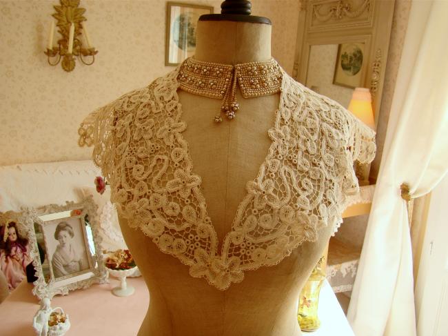 Magnifique col en dentelle aux lacets Renaissance, oeillets et brides