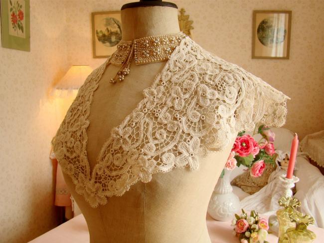 Magnifique col en dentelle aux lacets Renaissance, oeillets et brides