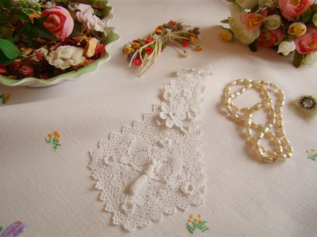 Superbe modestie en fine dentelle de frivolité blanche, papillon et fleurs, 1900