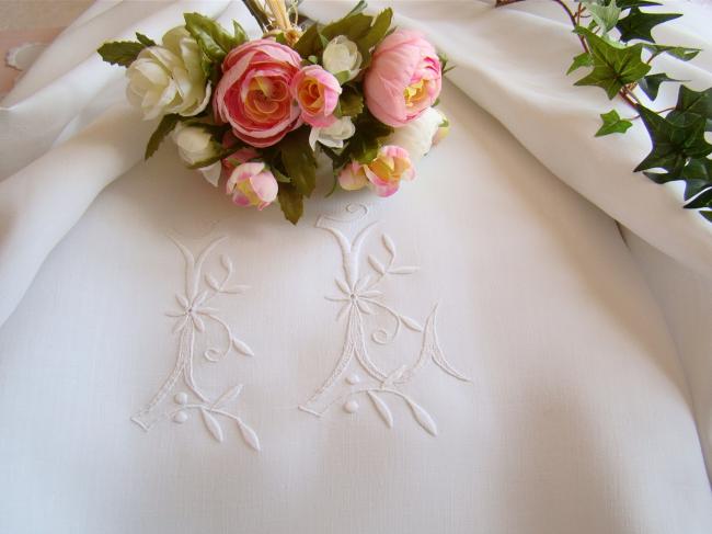 Merveilleux drap en pur fil de lin brodé à festons avec monogramme fleuri IL