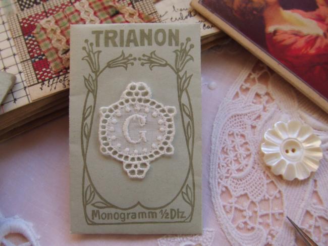 Superbe monogramme G dans un cartouche ajouré en fine batiste 1900-20