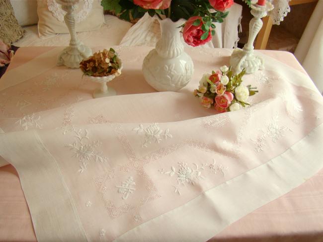 Magnifique nappe en Pinã (fibre d'ananas)brodée de roses et rivières ajourées