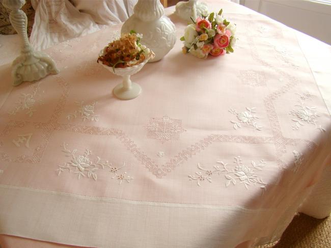 Magnifique nappe en Pinã (fibre d'ananas)brodée de roses et rivières ajourées