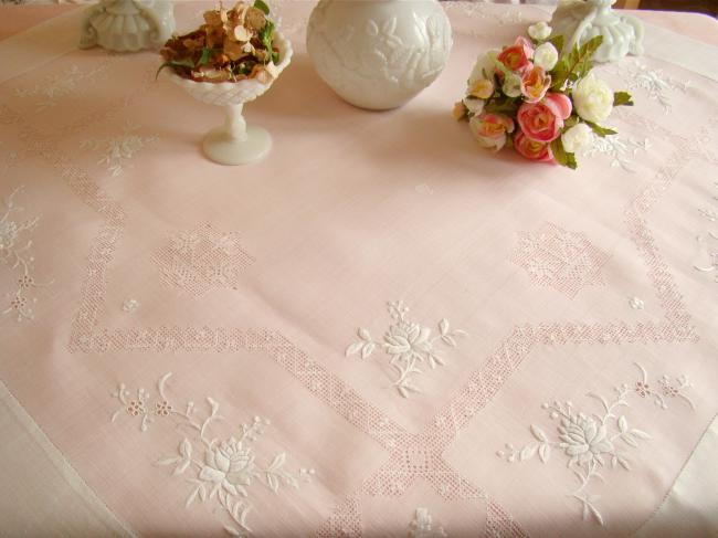 Magnifique nappe en Pinã (fibre d'ananas)brodée de roses et rivières ajourées