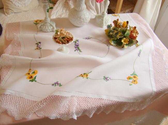 Superbe nappe brodée à la main de pensées et bordée de dentelle