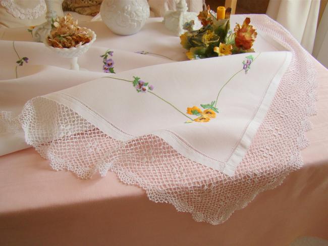 Superbe nappe brodée à la main de pensées et bordée de dentelle