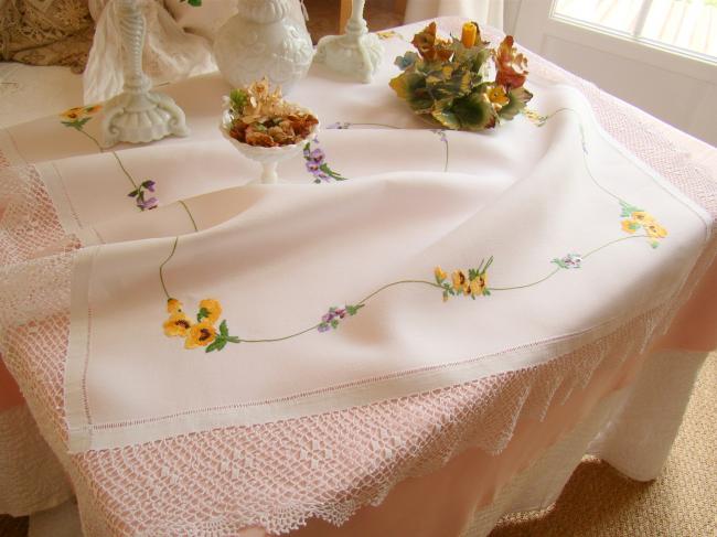 Superbe nappe brodée à la main de pensées et bordée de dentelle