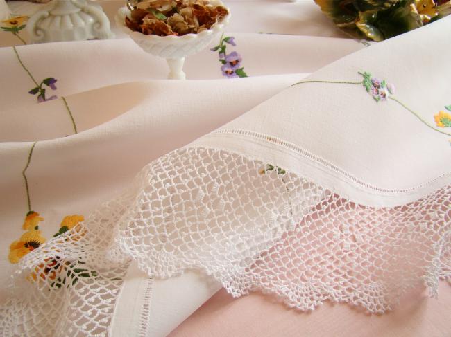 Superbe nappe brodée à la main de pensées et bordée de dentelle