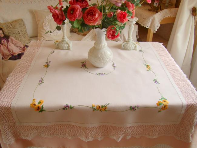 Superbe nappe brodée à la main de pensées et bordée de dentelle