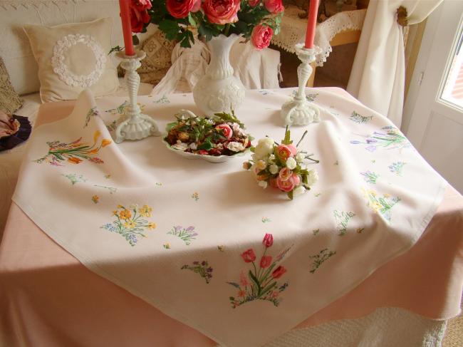 Très romantique nappe brodée à la main d'une farandole de fleurs du Printemps