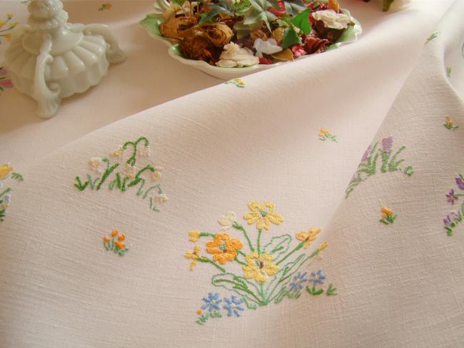 Très romantique nappe brodée à la main d'une farandole de fleurs du Printemps