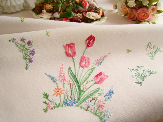 Très romantique nappe brodée à la main d'une farandole de fleurs du Printemps