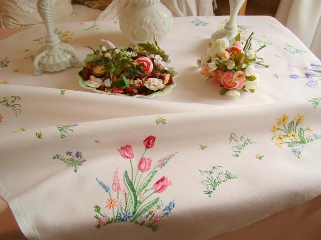 Très romantique nappe brodée à la main d'une farandole de fleurs du Printemps