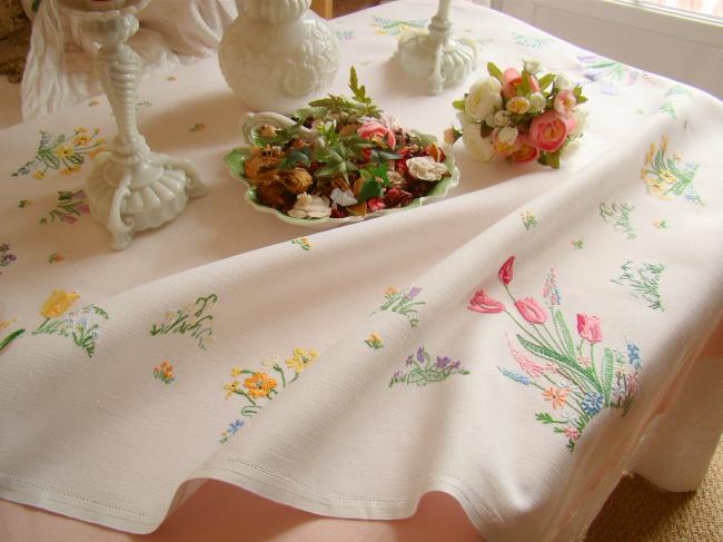 Très romantique nappe brodée à la main d'une farandole de fleurs du Printemps