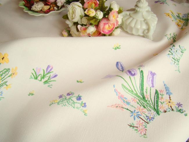 Très romantique nappe brodée à la main d'une farandole de fleurs du Printemps