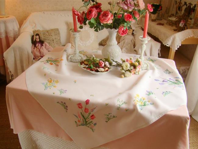 Très romantique nappe brodée à la main d'une farandole de fleurs du Printemps