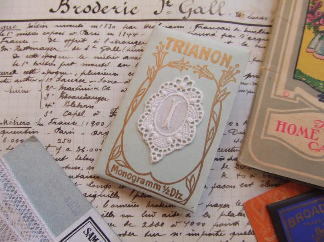 Gracieux monogramme I dans un cartouche ajouré en fine batiste 1900-20