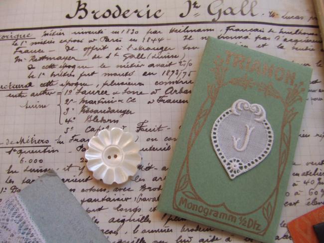 Adorable monogramme J dans un cartouche ajouré en fine batiste 1900-20