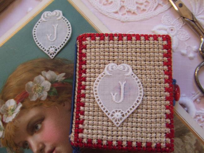 Adorable monogramme J dans un cartouche ajouré en fine batiste 1900-20