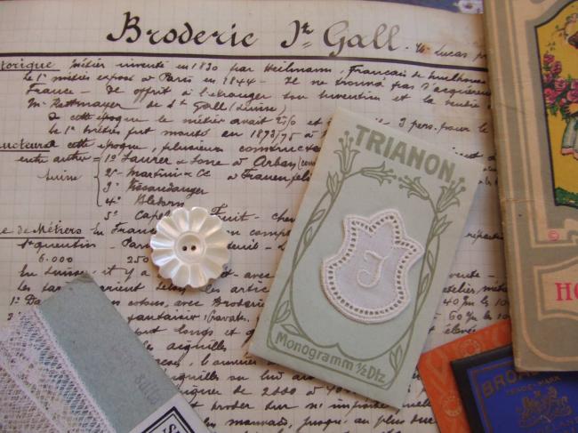 Joli monogramme J dans un cartouche ajouré de fine batiste 1900-20