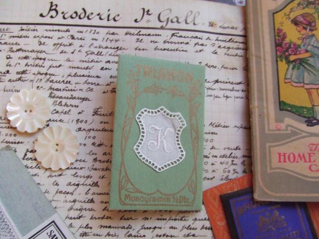 Très joli monogramme K dans un cartouche ajouré de fine batiste 1900-20