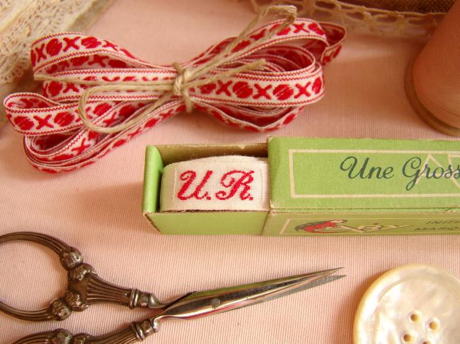 Boite de ruban blanc avec initiales 'UR' tissées en rouge 1920,  Marque Ary