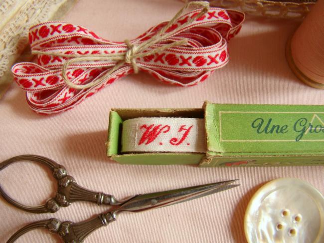 Boite de ruban blanc avec initiales 'WI ou J' tissées en rouge 1920, Marque Ary
