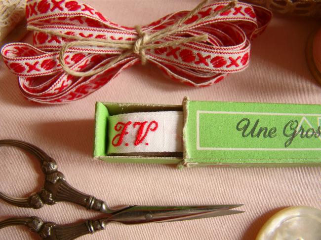 Boite de ruban blanc avec initiales 'JV' tissées en rouge 1920, Marque Ary