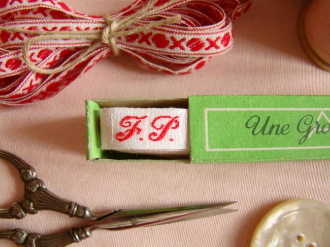 Boite de ruban blanc avec initiales 'FP' tissées en rouge 1920, Marque Ary