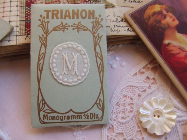 Adorable monogramme M dans un cartouche ajouré en fine batiste 1900-20