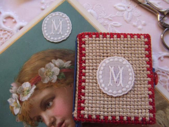 Adorable monogramme M dans un cartouche ajouré en fine batiste 1900-20