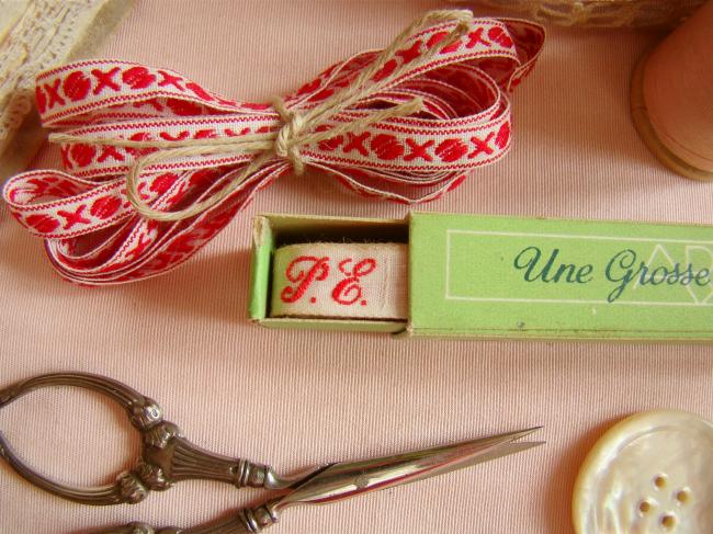 Boite de ruban blanc avec initiales 'PE' tissées en rouge 1920, Marque Ary