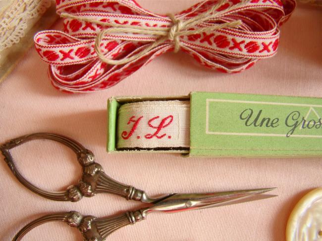 Boite de ruban blanc avec initiales 'JL' tissées en rouge 1920, Marque Ary