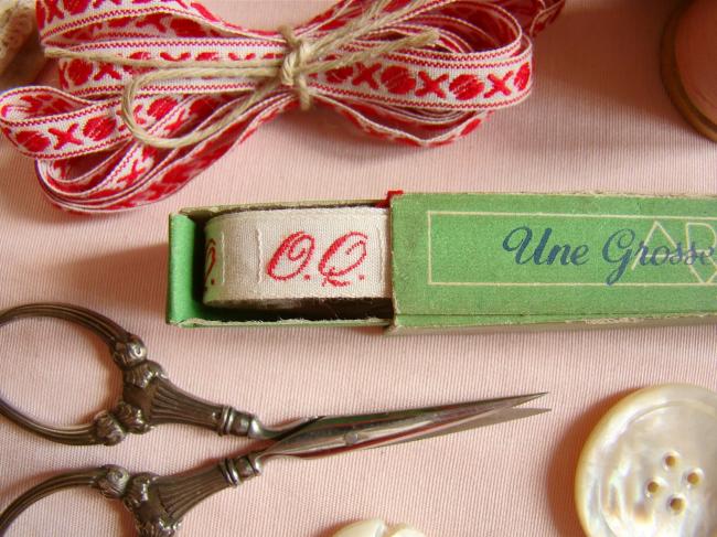 Boite de ruban blanc avec initiales 'OQ' tissées en rouge 1920, Marque Ary