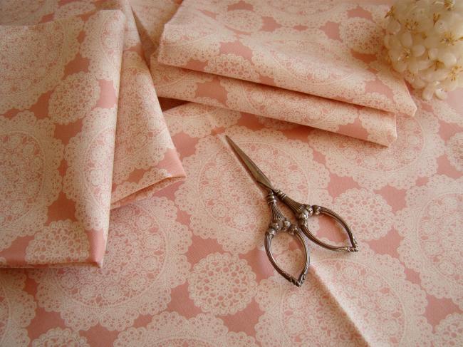 Coupon de coton à fond rose avec impression de rosaces en dentelle
